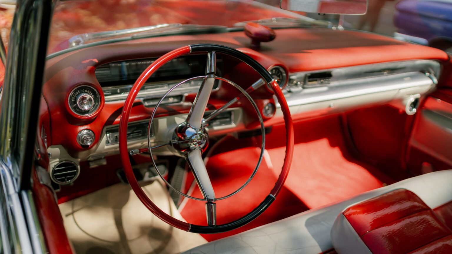 il volante di un'auto visto da fuori