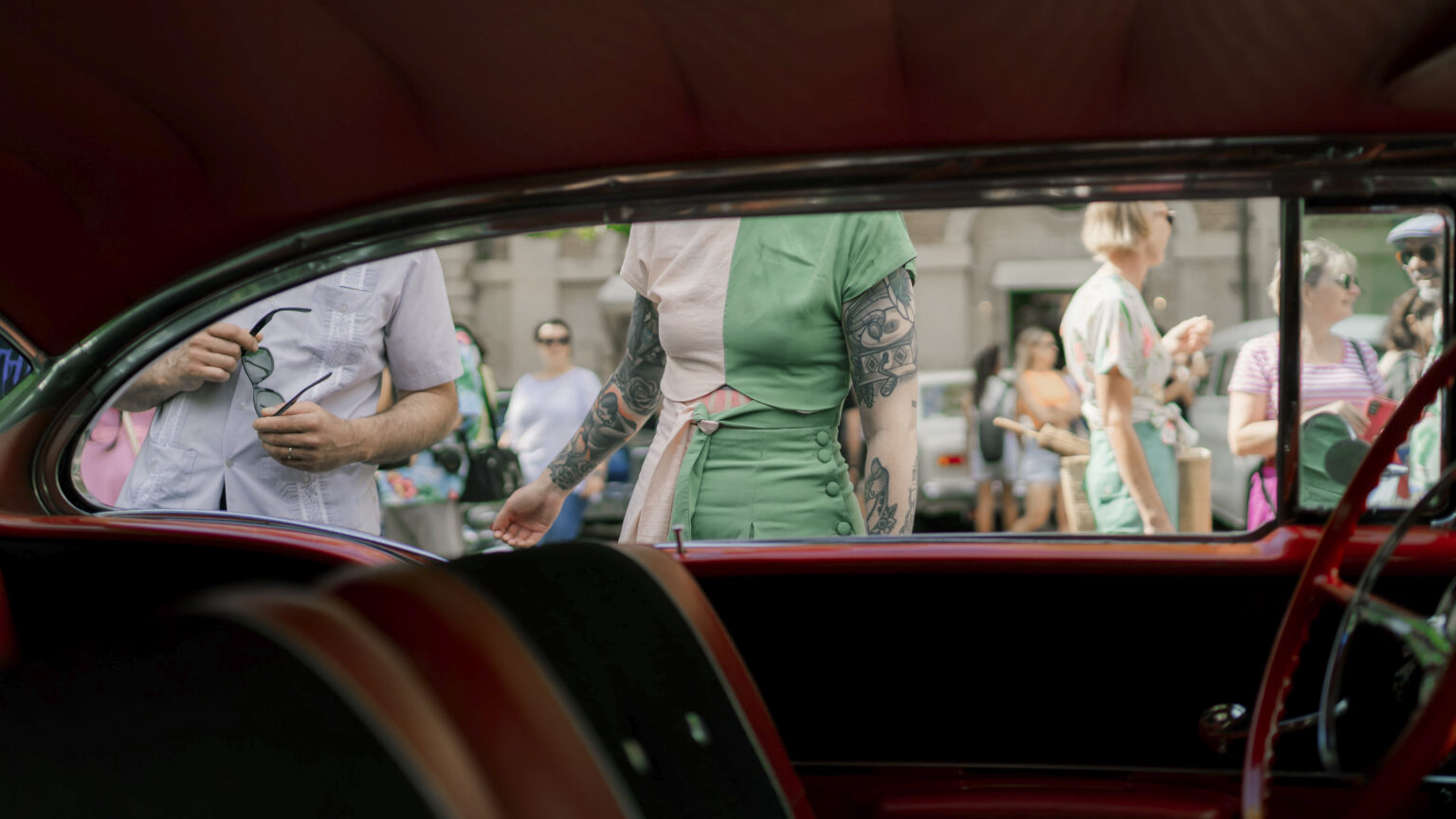 una ragazza vista dal finestrino di una macchina vintage
